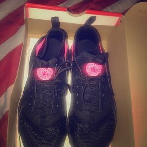 Woman black and pink nike huarache